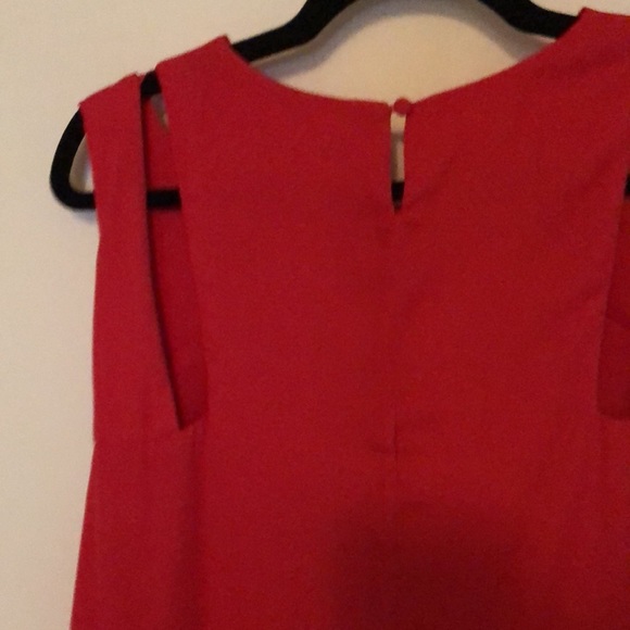 High low shift dress with pretty neckline - Picture 4 of 6